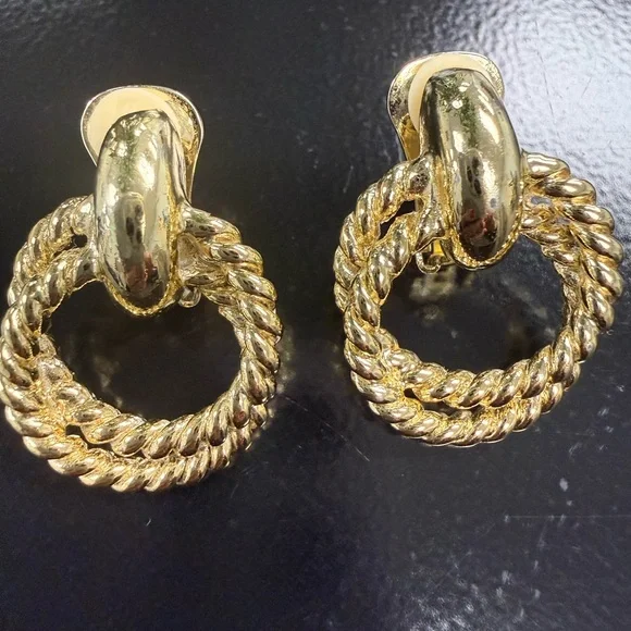 Vintage “door knocker” Earrings Gold-Tone Twisted Hoop clip-ons - Picture 4 of 9